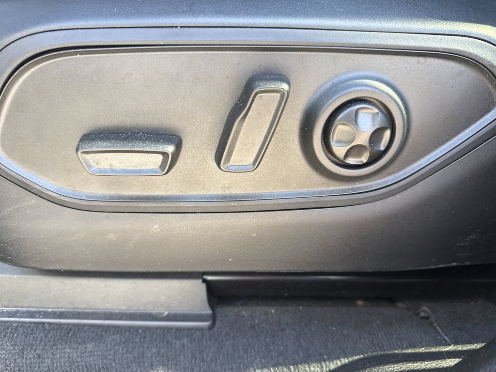 Used 2025 Jeep Grand Cherokee L Laredo RWD image 12