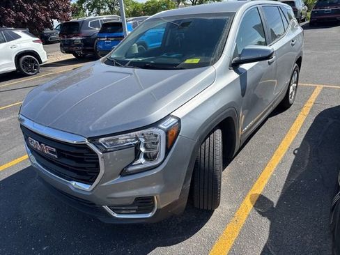 Used 2024 GMC Terrain SLE w/ LPO, Floor Liner Package FWD image 3