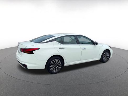 Used 2025 Nissan Altima 2.5 SV FWD image 14