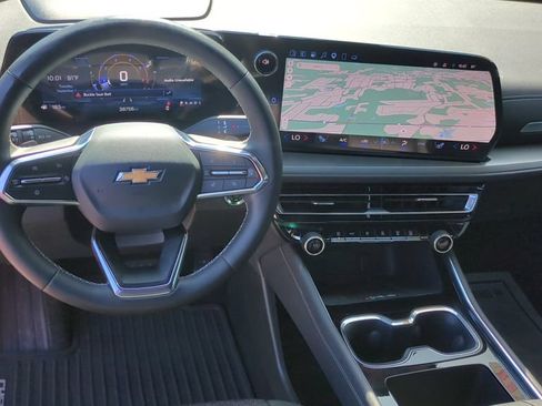 Used 2025 Chevrolet Traverse LT w/ Driver Confidence Package FWD image 17