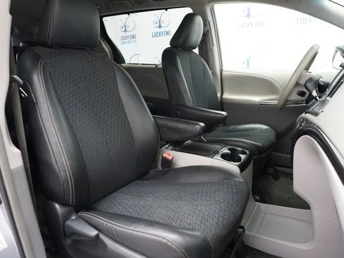 Used 2014 Toyota Sienna SE FWD image 17