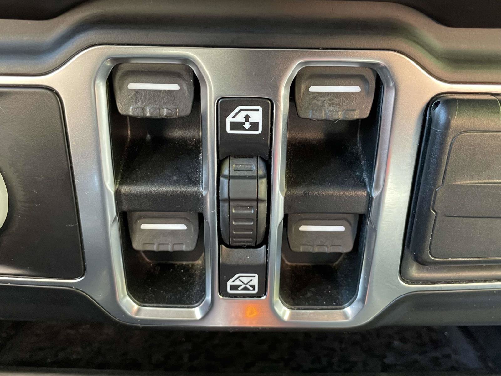 Used 2020 Jeep Wrangler Unlimited Sahara AWD/4WD image 33
