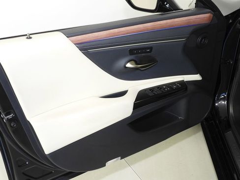 Used 2025 Lexus ES 300h w/ Premium Package FWD image 11