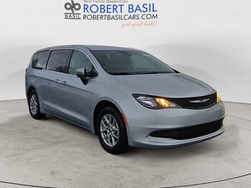Used 2023 Chrysler Voyager LX image 7
