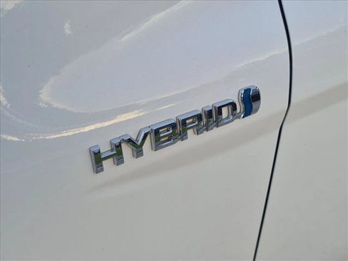 Used 2020 Toyota Camry SE w/ Sunroof Package FWD image 7