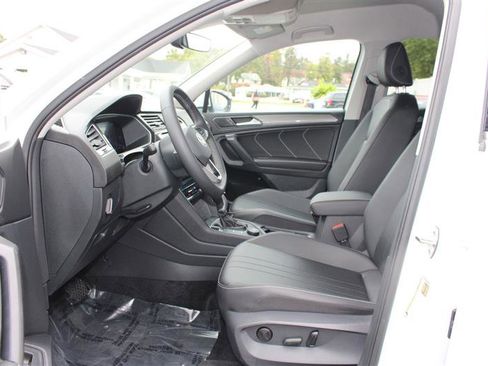 Used 2024 Volkswagen Tiguan SE image 11