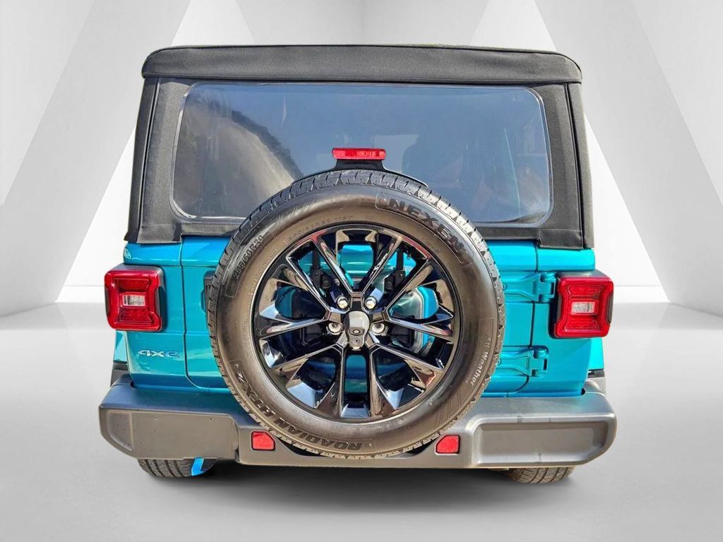 Used 2024 Jeep Wrangler Unlimited Sahara w/ Technology Group AWD/4WD image 6