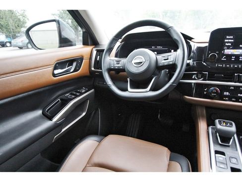 Used 2025 Nissan Pathfinder Platinum FWD image 8