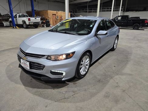Used 2017 Chevrolet Malibu LT w/ Driver Confidence Package image 2