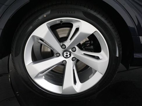 Certified 2024 Bentley Bentayga Extended Wheelbase image 44