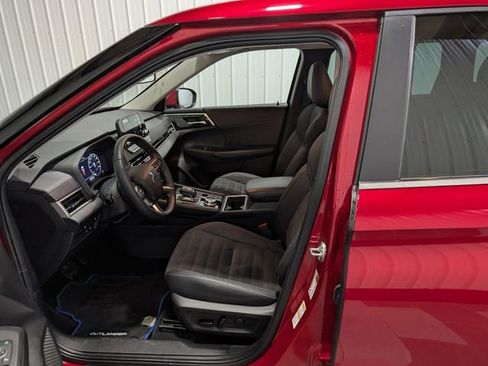 Used 2023 Mitsubishi Outlander SE image 14