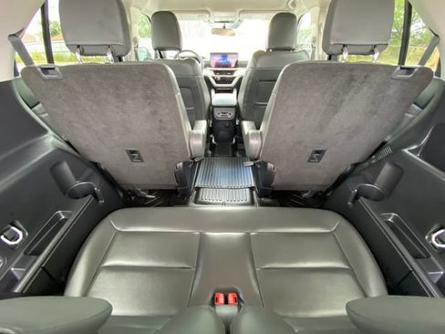 Used 2025 Ford Explorer Active w/ Active Comfort Package RWD image 18