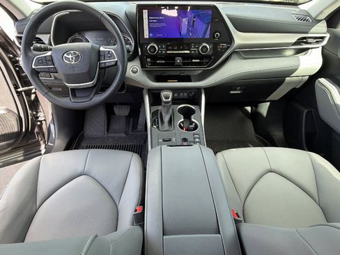 Certified 2025 Toyota Highlander XLE image 26