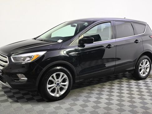Used 2019 Ford Escape SE FWD image 2