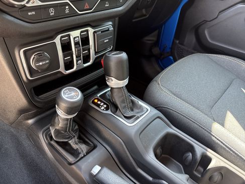 Used 2025 Jeep Gladiator Sport AWD/4WD image 30