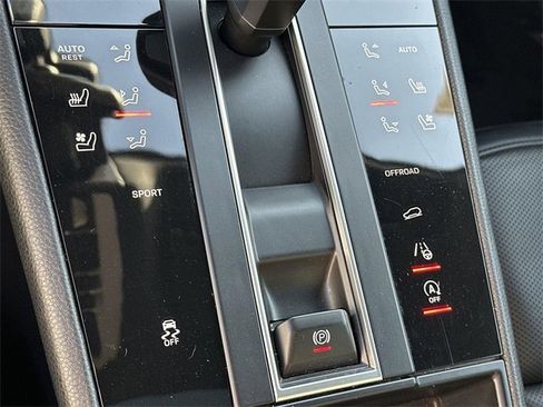 Used 2024 Porsche Macan image 39