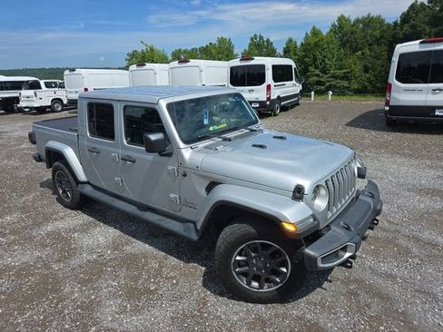 Used 2023 Jeep Gladiator Overland w/ LED Lighting Group AWD/4WD image 2