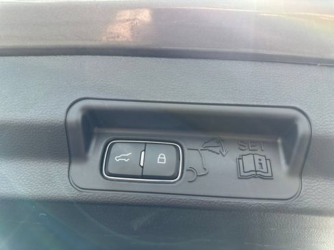 Used 2023 Ford Explorer Platinum w/ Technology Package AWD/4WD image 38