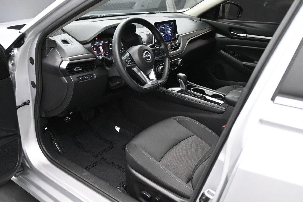 Used 2023 Nissan Altima 2.5 SV FWD image 2