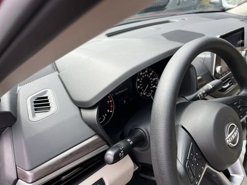 Used 2025 Nissan Altima 2.5 SV FWD image 34
