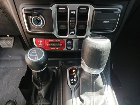 Used 2025 Jeep Gladiator Rubicon AWD/4WD image 38
