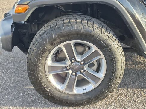 Used 2018 Jeep Wrangler Unlimited Sahara AWD/4WD image 19
