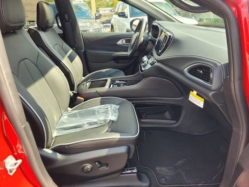 New 2026 Chrysler Pacifica Limited FWD image 17