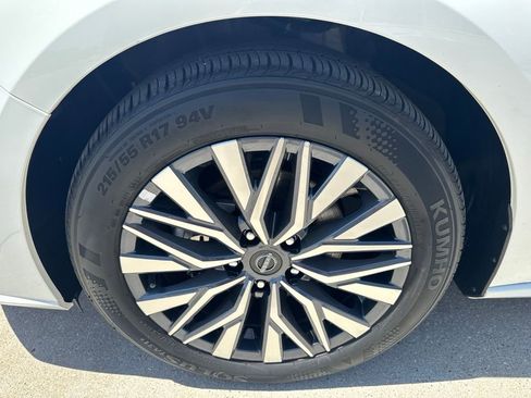Used 2025 Nissan Altima 2.5 SV FWD image 4