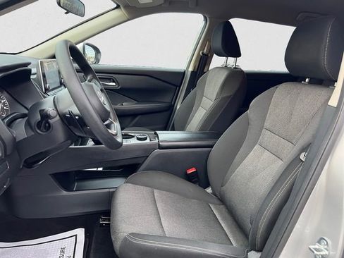 Used 2024 Nissan Rogue SV image 9