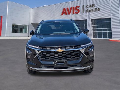 Used 2025 Chevrolet Trax LT w/ LT Convenience Package FWD image 2