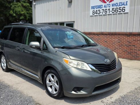 Used 2013 Toyota Sienna LE FWD image 2