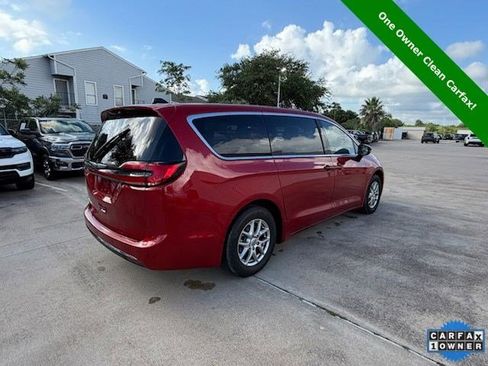 Used 2025 Chrysler Pacifica Select FWD image 3