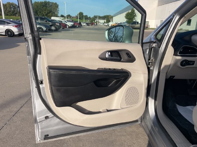 Used 2021 Chrysler Pacifica Touring-L FWD image 20