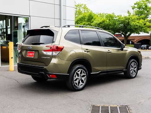 Used 2022 Subaru Forester Premium AWD/4WD image 6