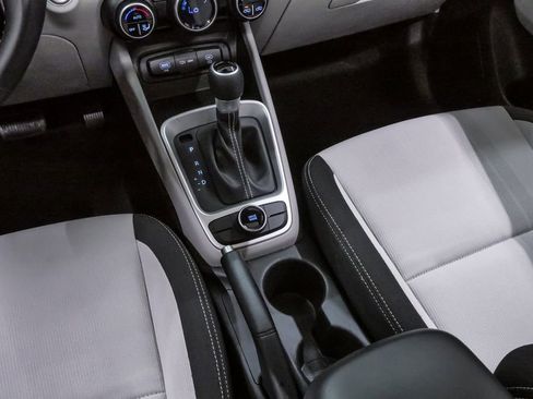 Certified 2024 Hyundai Venue SEL image 19