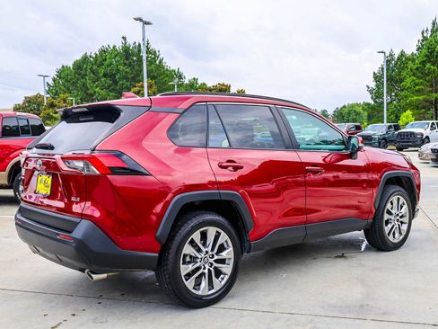 Used 2019 Toyota RAV4 XLE Premium FWD image 9