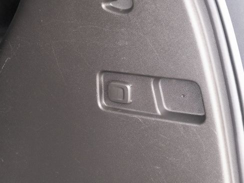 Used 2022 GMC Acadia SLE image 28