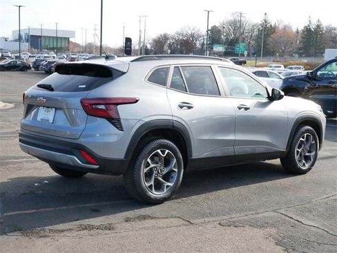 Used 2024 Chevrolet Trax LT w/ Sunroof Package image 5