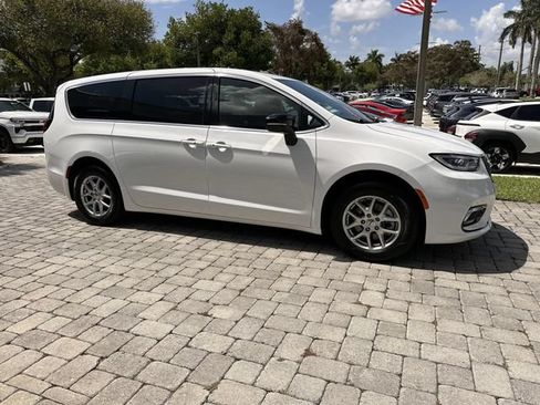Used 2024 Chrysler Pacifica Touring FWD image 15