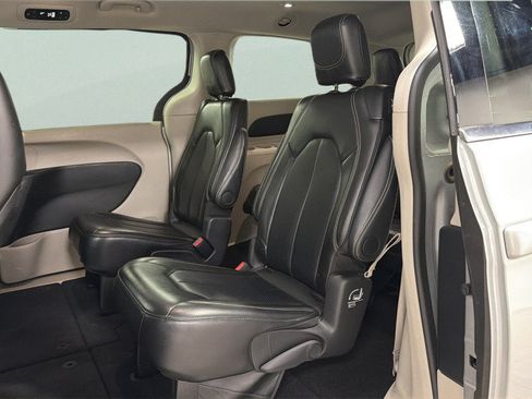 Used 2024 Chrysler Pacifica Touring-L FWD image 33