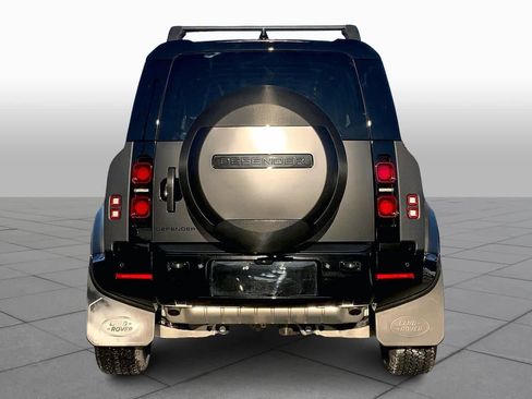 Used 2024 Land Rover Defender 90 X-Dynamic SE image 4