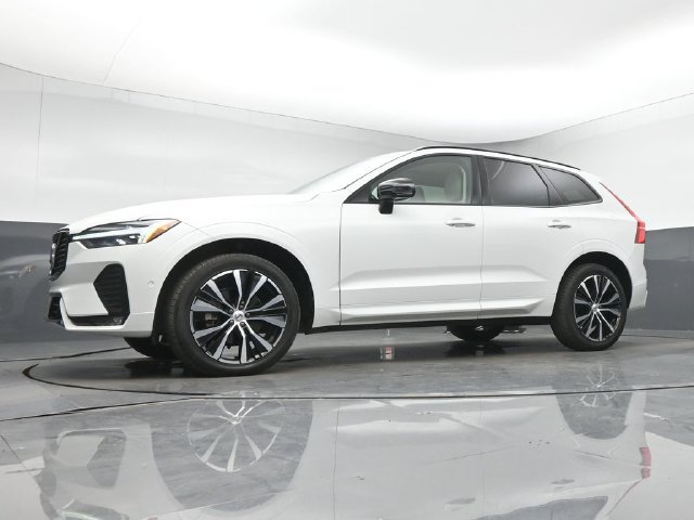 Used 2024 Volvo XC60 B5 Plus AWD/4WD image 13