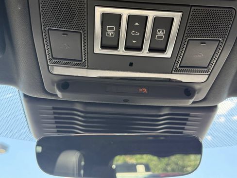 Used 2025 Land Rover Discovery Dynamic SE AWD/4WD image 19