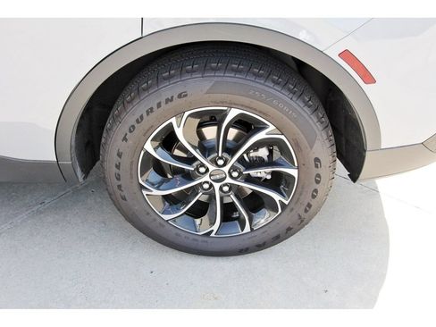 Used 2026 Lincoln Nautilus Premier AWD/4WD image 8