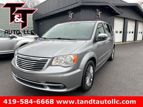 Used 2016 Chrysler Town & Country Touring-L image 1