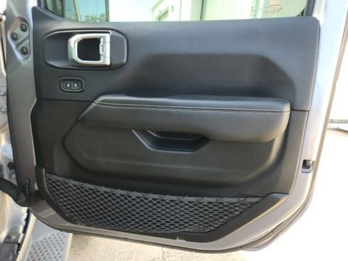 Used 2019 Jeep Wrangler Unlimited Sahara AWD/4WD image 16