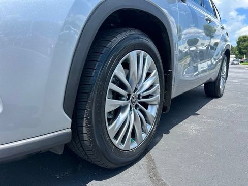 Used 2024 Toyota Highlander Platinum FWD image 15