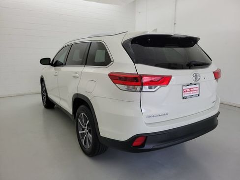 Used 2019 Toyota Highlander XLE FWD image 5