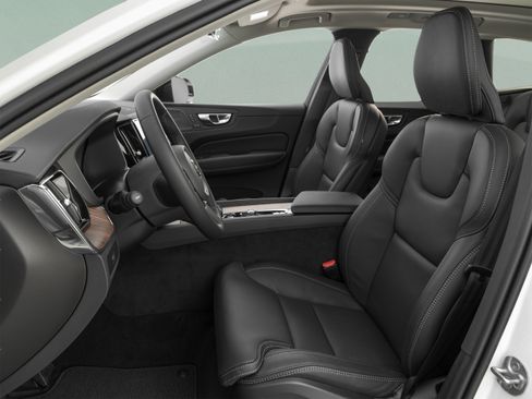 Used 2023 Volvo XC60 B5 Ultimate w/ Climate Package FWD image 16