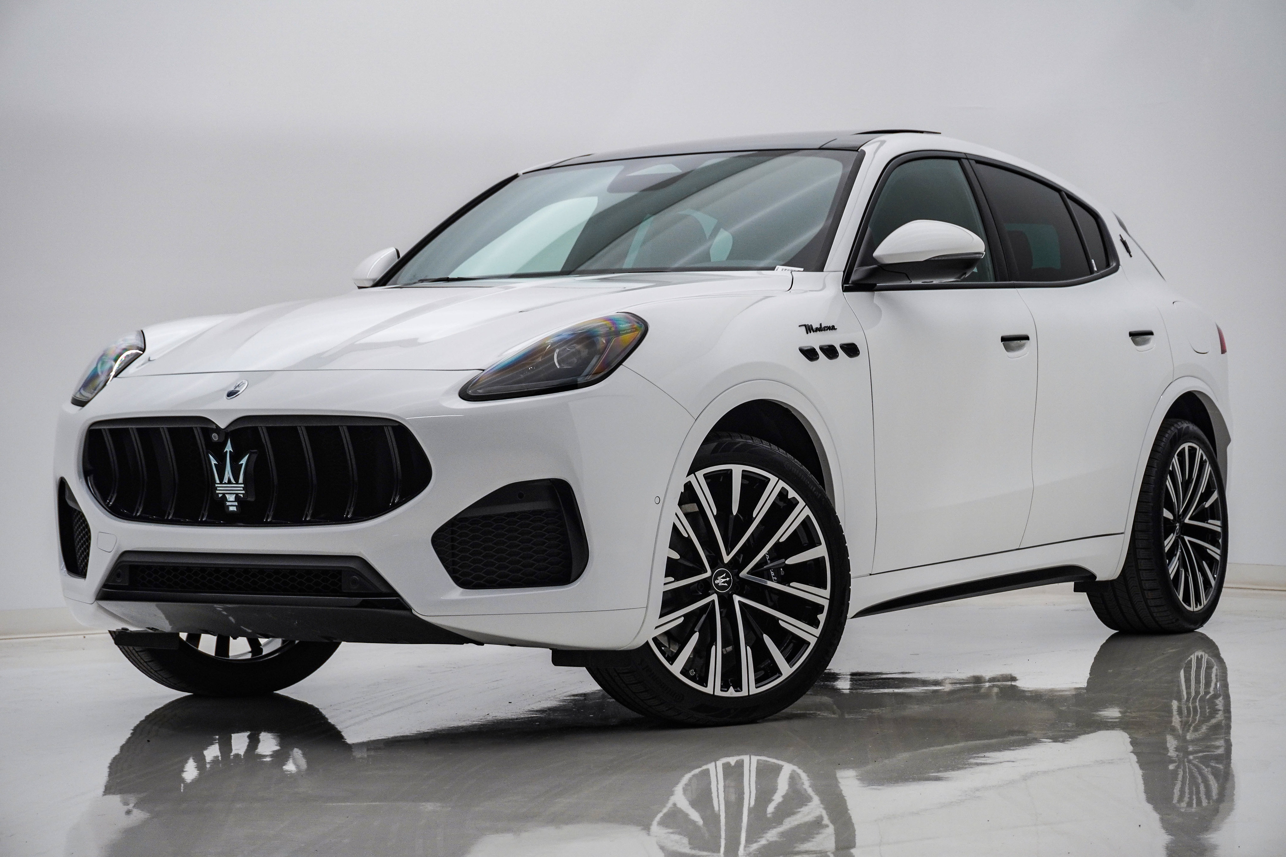 Used 2025 Maserati Grecale Modena AWD/4WD image 1